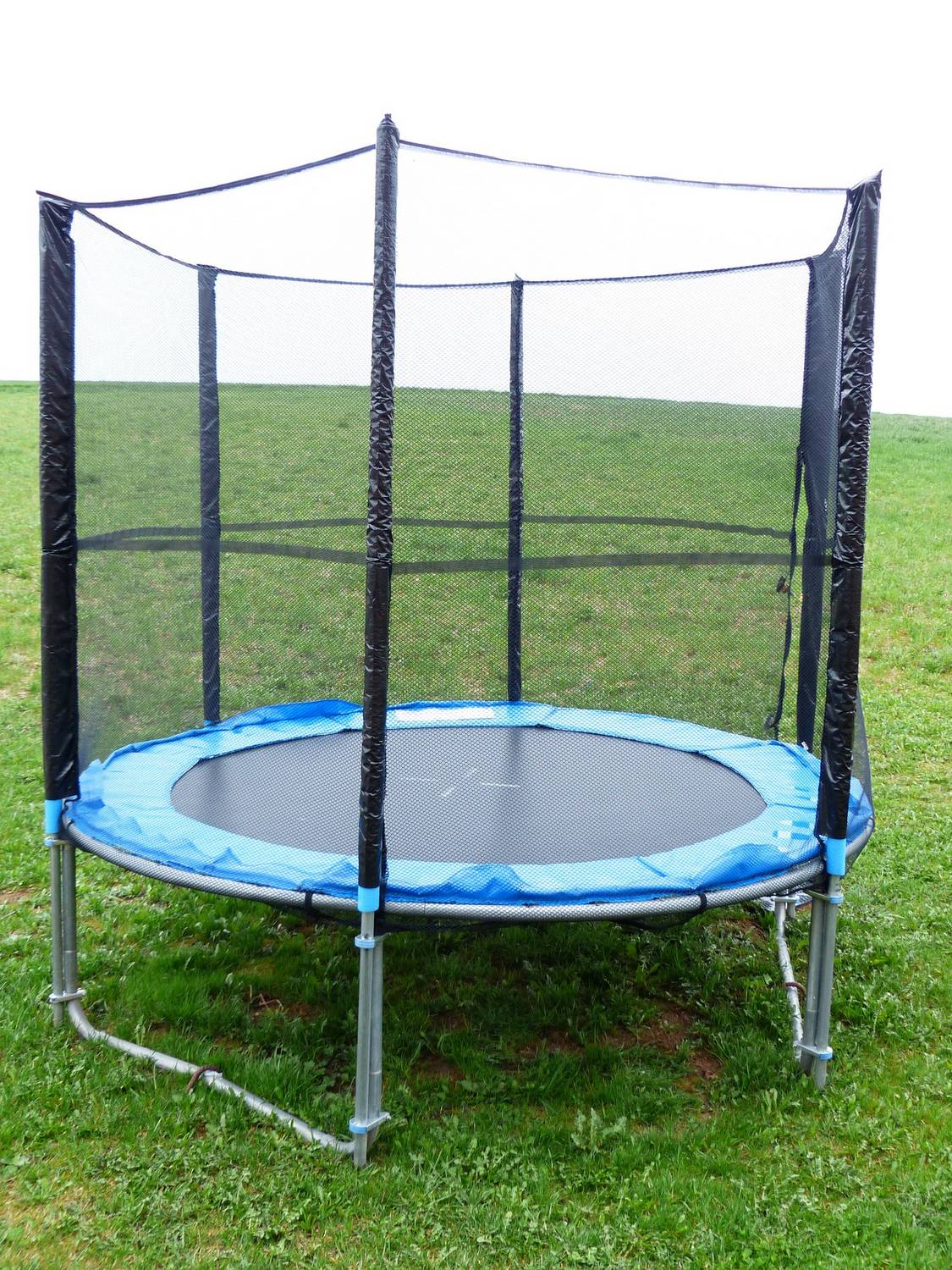 Jak zamontować siatkę do trampoliny?