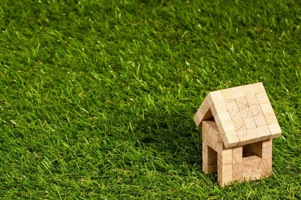 Budowa domu z bali – czy warto inwestować w konstrukcje drewniane?
